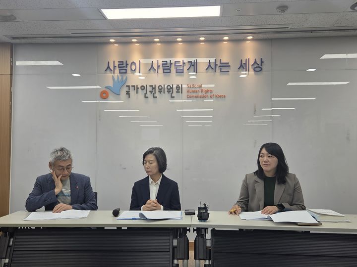 [서울=뉴시스] 이지영 기자= 이숙진 국가인권위원회(인권위) 상임위원(가운데) 등 인권위 관계자들이 14일 오전 서울 중구 인권위 브리핑실에서 '보호의무 소홀로 인한 정신의료기관 입원환자 폭행 사망 등 직권조사' 브리핑을 진행하고 있다. 2026.04.14. jee0@newsis.com *재판매 및 DB 금지