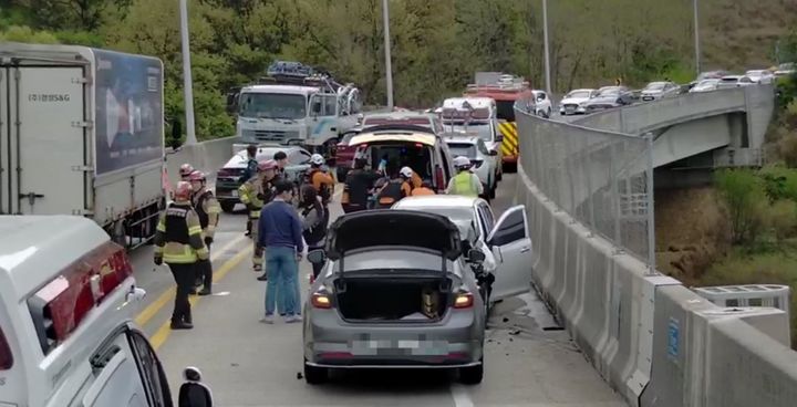 [울산=뉴시스] 14일 오전 울산 북구 성내고가교에서 3중 추돌 사고가 발생해 차량들이 파손돼 있다. (사진=울산소방본부 제공) 2026.04.14. photo@newsis.com *재판매 및 DB 금지
