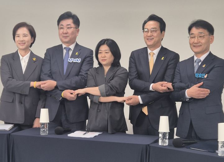 [수원=뉴시스] 경기교육감 민주진보 후보 4명이 정책협약식을 마친 뒤 기념사진을 촬영하고 있다. (사진=경기교육혁신연대 제공) 2026.04.14. photo@newsis.com *재판매 및 DB 금지