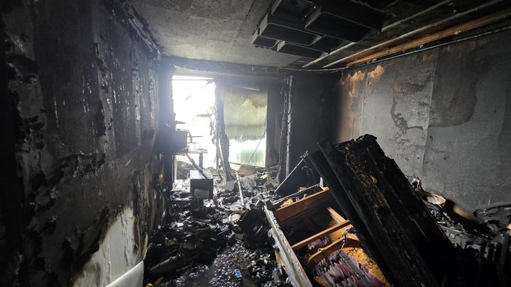 [김제=뉴시스] 14일 오전 9시42분께 전북 김제시 신풍동의 한 아파트 10층에서 불이 나 주택 내부가 완전히 그을려 있다. (사진=전북도소방본부 제공) 2026.04.14. photo@newsis.com *재판매 및 DB 금지