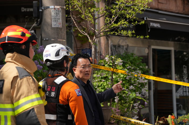 [청주=뉴시스] 13일 충북 청주시 흥덕구 봉명동 상가 가스폭발 사고 현장을 살펴보는 국민의힘 서승우 청주시장 예비후보. (사진=서승우 예비후보 선거사무소 제공) photo@newsis.com *재판매 및 DB 금지