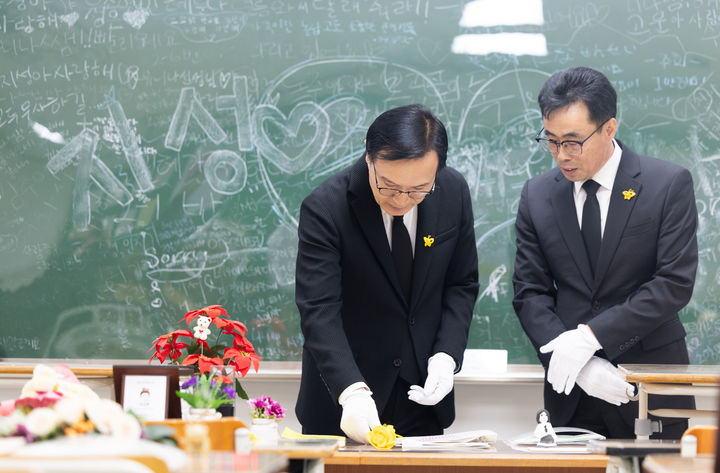 [수원=뉴시스] 임태희 경기도교육감이 세월호 참사 12주기를 앞두고 14일 안산 4·16생명안전교육원을 방문해 단원고 4·16 기억교실에서 희생자들의 책상에 국화꽃을 헌화하고 있다. (사진=경기도교육청 제공) 206.04.14. photo@newsis.com *재판매 및 DB 금지