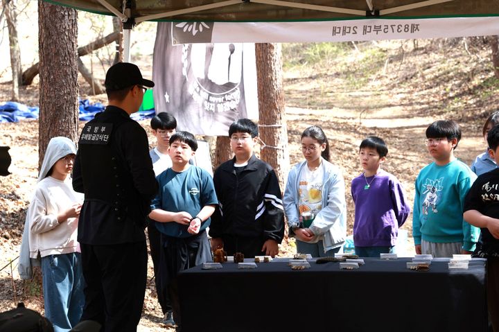 [원주=뉴시스] 초등학생들이 6·25전사자 유해발굴현장에서 발굴과정에 대해 설명을 듣고 있다. (사진=육군 제36보병사단 제공) 2026.04.14 photo@newsis.com *재판매 및 DB 금지