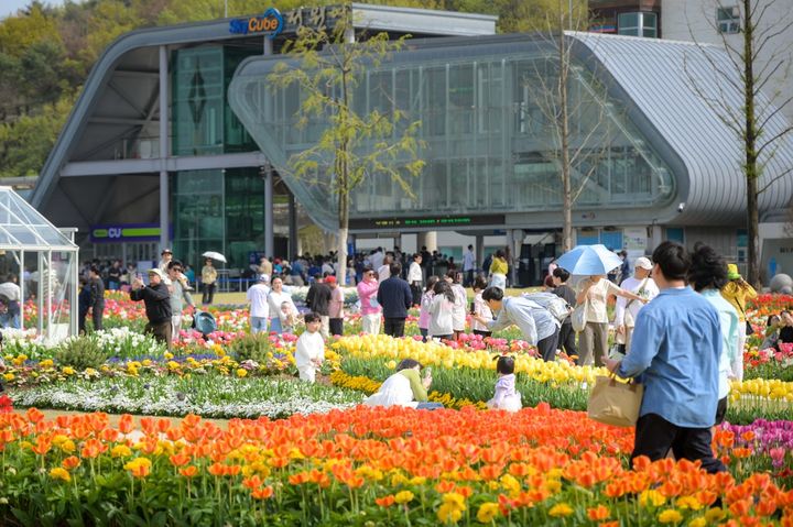 [순천=뉴시스] 순천만국가정원 내 스페이스 허브에서 아이들과 함께 온 관람객들이 사진을 찍고 있다. (사진=순천시 제공) 2026.04.14. photo@newsis.com *재판매 및 DB 금지