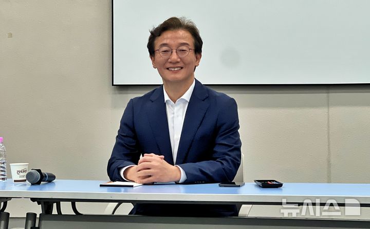 [부산=뉴시스] 원동화 기자 = 더불어민주당 부산시장 후보 전재수(부산 북구갑) 국회의원이 14일 부산시의회 중회의실에서 기자간담회를 열었다. 2026.04.14. dhwon@newsis.com 