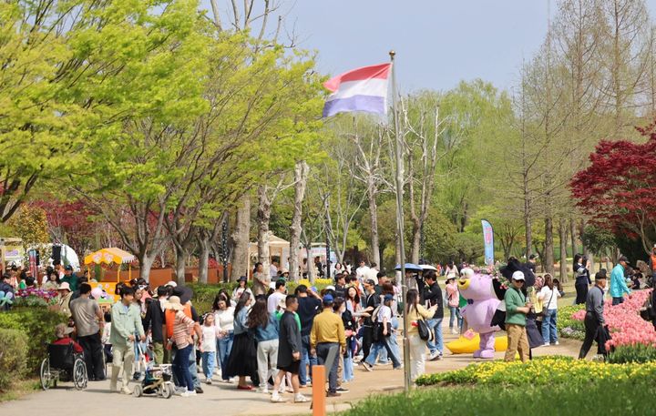 [순천=뉴시스] 순천만국가정원 내 네덜란드 정원에 튤립을 보러 온 관람객.들 (사진=순천시 제공) 2026.04.14. photo@newsis.com *재판매 및 DB 금지