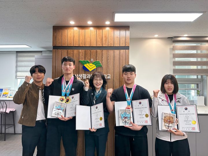 [울산=뉴시스] 울산생활과학고 유도부 선수들이 '제54회 춘계 초중고 전국유도연맹전'에서 메달을 획득하고 기념사진을 찍고있다. 사진 왼쪽부터 박해성 지도자, 전민석, 태희숙 교장, 전지훈, 김소연 (사진=울산시교육청 제공) photo@newsis.com *재판매 및 DB 금지