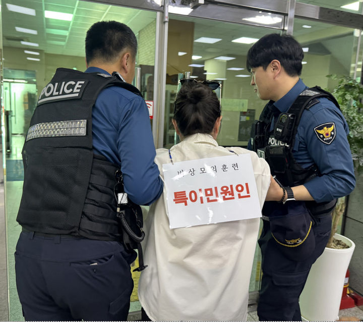 [창녕=뉴시스] 상반기 특이민원 발생 대비 모의훈련을 하고 있다. (사진=창녕군 제공) 2026.04.14. photo@newsis.com *재판매 및 DB 금지