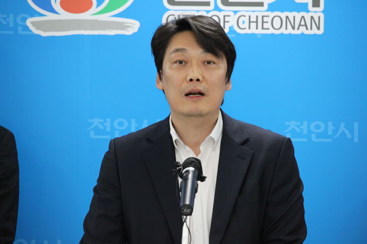 [천안=뉴시스] 최영민 기자=개혁신당 이성진 천안병 당협위원장이 14일 천안시청 브리핑실에서 천안시장 출마를 선언했다. 2026.04.14 ymchoi@newsis.com *재판매 및 DB 금지