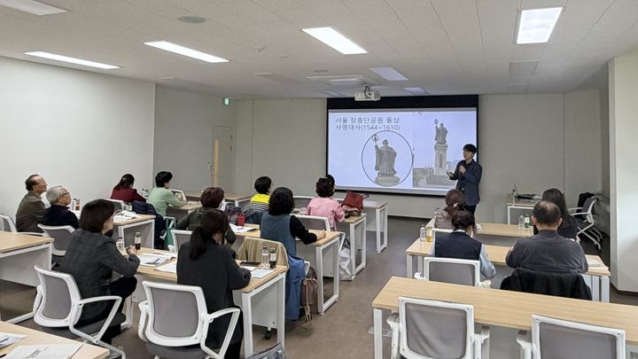 [밀양=뉴시스] 문화관광해설사들이 햇살문화도시관에서 직무 보수 교육을 받고 있다. (사진=밀양시 제공) 2026.04.14. photo@newsis.com *재판매 및 DB 금지