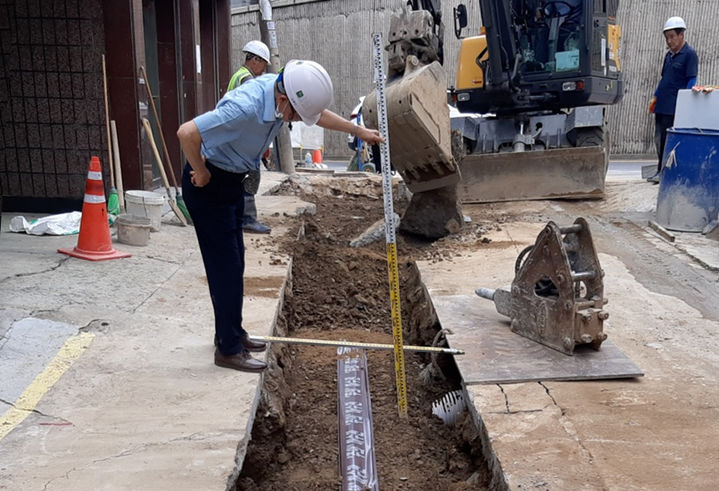 [서울=뉴시스]관악구 내 노후 하수관로 정비 공사를 진행 중인 관계자의 모습. (사진=관악구 제공) 2026.04.14. photo@newsis.com *재판매 및 DB 금지