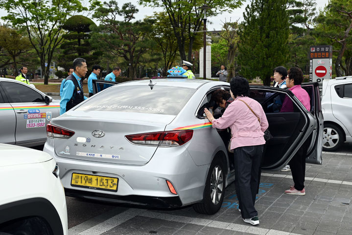 [밀양=뉴시스] 효도관광에 참여한 어르신들이 모범운전자회 택시에 탑승하고 있다. (사진=밀양시 제공) 2026.04.14. photo@newsis.com *재판매 및 DB 금지