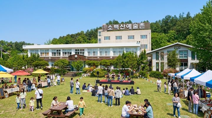 [안동=뉴시스] ㈜클라우드컬처스의 에술 체험 행사. (사진=경북도 제공) 2026.04.14. photo@newsis.com *재판매 및 DB 금지