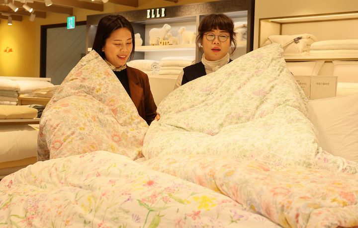 [대구=뉴시스] 롯데백화점 대구점은 '박홍근·엘르홈 침구 특집전'을 진행한다. (사진 = 롯데백화점 제공) 2026.04.14. photo@newsis.com *재판매 및 DB 금지