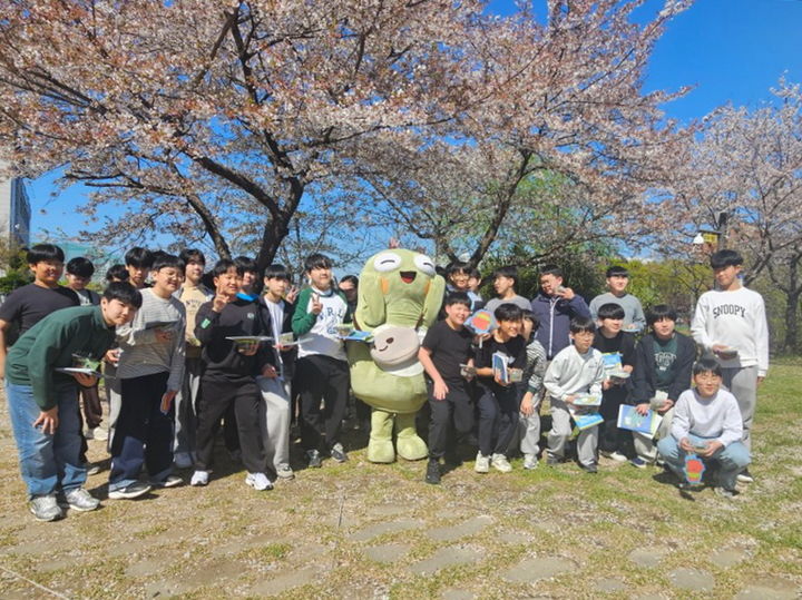 [대구=뉴시스] 대구시 수성구는 '2026 망월지 두꺼비 생태체험 프로그램'을 8회에 걸쳐 운영한다. (사진 = 대구시 수성구 제공) 2026.04.14. photo@newsis.com *재판매 및 DB 금지