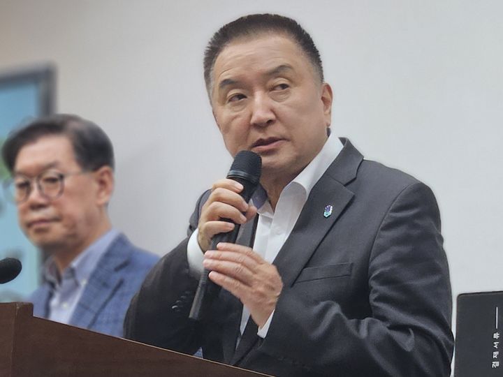 [청주=뉴시스] 이도근 기자= 김영환 충북지사가 14일 청주시 상당구 문화동 충북도청 브리핑룸에서 청소년 체감형 정책에 대해 설명하고 있다. 2026.04.14. nulha@newsis.com *재판매 및 DB 금지