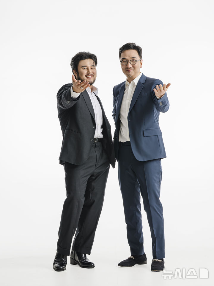 [서울=뉴시스]'2026 여우락 페스티벌' 음악감독과 예술감독으로 각각 선임된 유태평양(왼쪽)과 이한철. (사진=국립극장 제공)