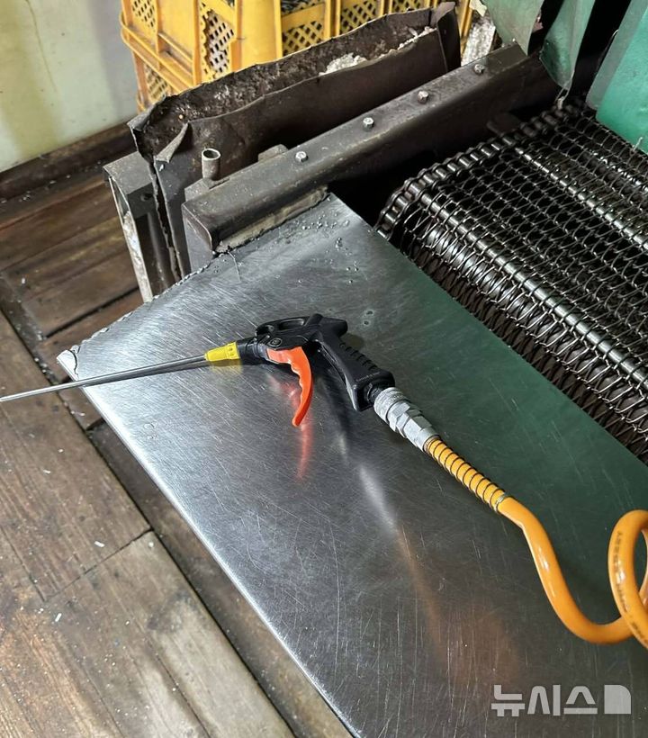 [화성=뉴시스] 2월20일 경기 화성시 만세구 향남읍 한 제조공장에서 업체 대표 A(60대)씨가 태국 국적 외국인 노동자 B(40대)씨 항문 부위에 쏴 중상을 입힌 에어건 모습. (사진=조영관 변호사 제공) 2026.4.14. photo@newsis.com 