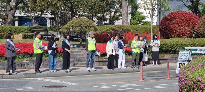 [양산=뉴시스] 양산시가 공공기관 승용차 2부제와 민원인 승용차 5부제 단속 홍보 캠페인을 하고 있다. (사진= 양산시 제공) 2026.04.14. photo@newsis.com *재판매 및 DB 금지
