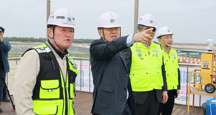 [군산=뉴시스] 김관영 전북특별자치도지사가 14일 새만금 현장을 찾아 현장 행정을 벌이고 있다. (사진=전북특별자치도 제공) 2026.04.14. photo@newsis.com *재판매 및 DB 금지