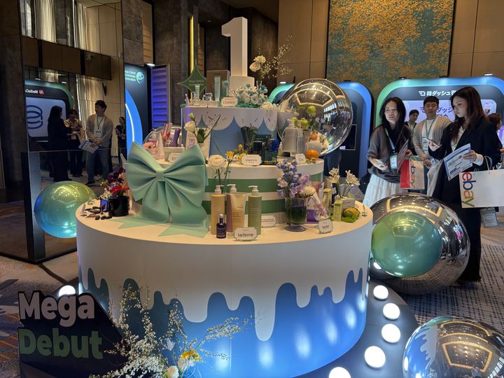 [서울=뉴시스] 권민지 기자 = 2026 큐텐재팬 메가데뷔 어워즈 수상 제품들이 전시되어 있다. 2026.04.14. ming@newsis.com *재판매 및 DB 금지