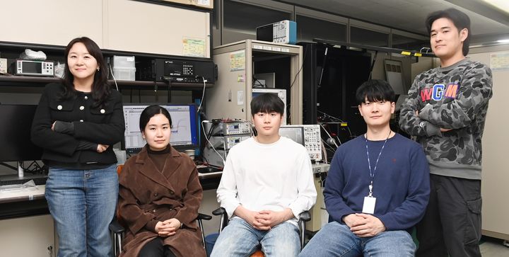 [대전=뉴시스] 산화물 반도체 기반 2T0C DRAM 구조를 개발한 ETRI 연구진.(사진=ETRI 제공) *재판매 및 DB 금지