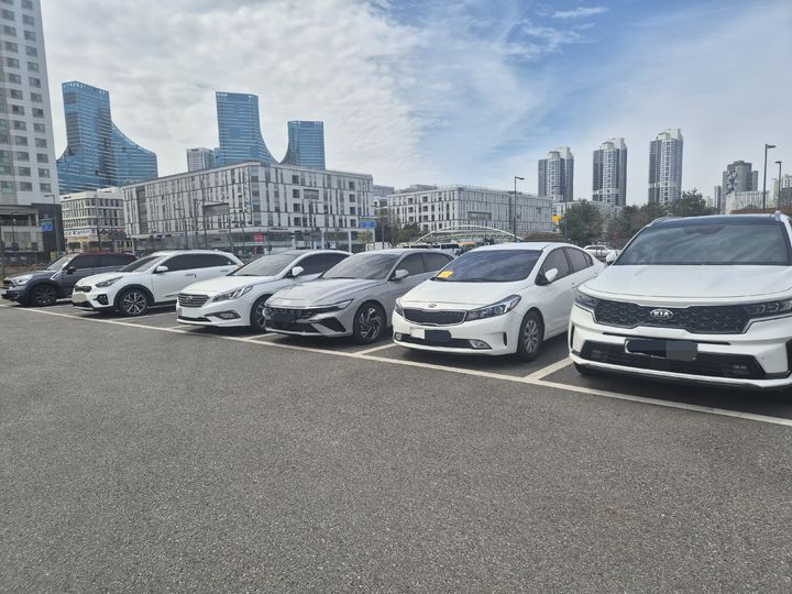 [세종=뉴시스] 14일 세종시 어진동 문화체육관광부 인근 옥외주차장.에서 공공2부제(민원인은 5부제) 위반 차량에 노란색 경고 스티커가 뭍어있다. *재판매 및 DB 금지