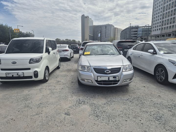 [세종=뉴시스] 14일 세종시 어진동 문화체육관광부 인근 옥외주차장.에서 공공2부제(민원인은 5부제) 위반 차량에 노란색 경고 스티커가 뭍어있다. *재판매 및 DB 금지