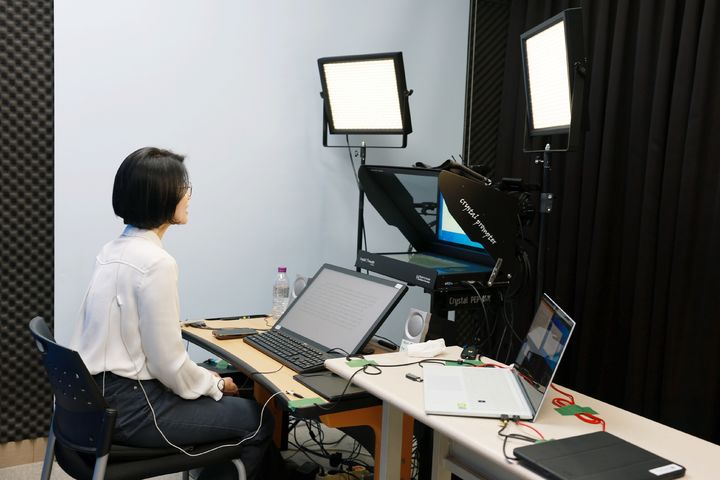 [서울=뉴시스] 삼육대 김향일 창의융합자유전공학부 교수가 '글로컬영어' 강의를 녹화하고 있다. (사진=삼육대 제공) 2026.04.14. photo@newsis.com *재판매 및 DB 금지