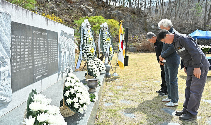 정선군 신동읍 번영회는 14일 정선군 신동읍 함백광업소 추모공원에서 ‘제10회 함백광업소 순직 산업전사 추모제’를 거행하고 있다.(사진=정선군 제공) *재판매 및 DB 금지