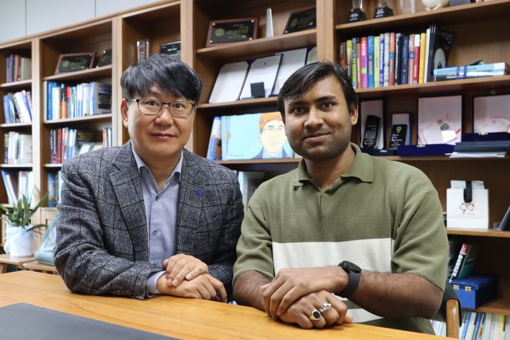 [서울=뉴시스] 광운대 전자공학과 박재영(왼쪽) 교수, 로비우 박사과정. (사진=광운대 제공) 2026.04.14. photo@newsis.com *재판매 및 DB 금지