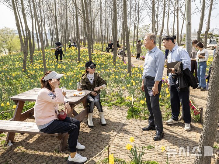 [인천=뉴시스] 윤환 인천 계양구청장이 계양아라온에서 방문객들과 소통하고 있다. (사진=계양구 제공) 2026.04.14. photo@newsis.com