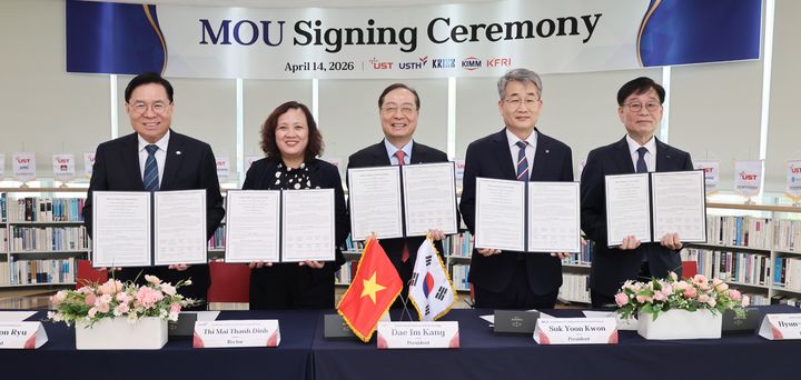 [대전=뉴시스] 14일 UST 본부에서 UST∙생명연∙기계연∙식품연 스쿨, 하노이과기대(USTH) 간 다자협약 체결식이 열렸다.(왼쪽부터)류석현 기계연 원장, 딩 티 마이 탄 하노이과기대(USTH) 총장, 강대임 UST 총장, 권석윤 생명연 원장, 백현동 식품연 원장이 기념촬영을 하고 있다.(사진=UST 제공) *재판매 및 DB 금지
