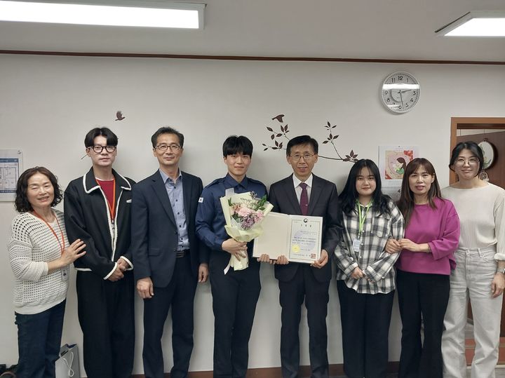 [대구=뉴시스] 임준모 대구경북병무청장이 14일 경북 문경시 사회복지시설 2곳을 방문해 사회복무요원을 격려했다. (사진=대구경북병무청 제공) 2026.04.14. photo@newsis.com *재판매 및 DB 금지