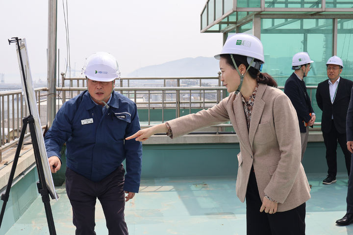 [대전=뉴시스] 이진희 관세청 통관국장(오른쪽)이 14일 HD현대오일뱅크 대산공장을 방문해 수입 통관 상황을 점검하고 있다. (사진=관세청 제공) 2026.04.14. photo@newsis.com *재판매 및 DB 금지
