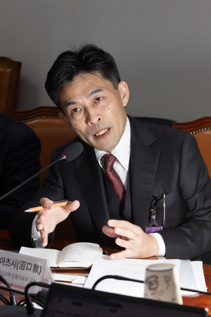 [서울=뉴시스]일본 소아과학회 아동사망검토제도 위원장인 누마구치 아츠시 나고야대학병원 응급의학·집중치료과 교수가 지난 13일 서울 영등포구 국회의원회관에서 인터뷰하고 있다. (사진=세이브더칠드런 제공) 2026.04.15. photo@newsis.com *재판매 및 DB 금지