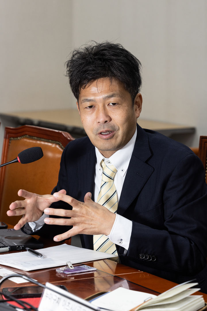 [서울=뉴시스]일본 내 아동사망검토제도 시범사업 운영을 담당하고 있는 다케하라 켄지 국립성육의료연구센터 정책과학연구부장이 지난 13일 서울 영등포구 국회의원회관에서 인터뷰하고 있다. (사진=세이브더칠드런 제공) 2026.04.15. photo@newsis.com *재판매 및 DB 금지