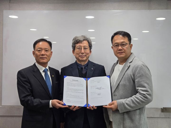 [서울=뉴시스] 사천 스카이시티 AI 데이터센터 구축 업무협약을 체결한 태왕디엔디, J&J, SCE 관계자들이 기념촬영하고 있다. 왼쪽부터 송병일 SCE 대표, 이종경 태왕디엔디 대표, 진대현 J&J 대표. (출처=SCE) 2026.04.14. photo@newsis.com *재판매 및 DB 금지