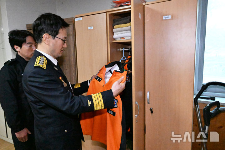 [서울=뉴시스]14일 김승룡 소방청장이 해남소방서 북평119지역대를 찾아 순직 대원 동료들을 위로하고 노태영 소방교의 유품을 살펴보고 있다.