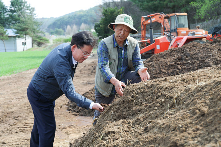 [세종=뉴시스] 농촌진흥청은 이승돈 청장이 14일 경기 포천시에 위치한 평화나무농장을 방문해 유기농업 실천 현장을 둘러보고, 공동 연구과제 수행 결과를 공유했다고 밝혔다. (사진=농진청 제공) 2026.04.14. photo@newsis.com *재판매 및 DB 금지