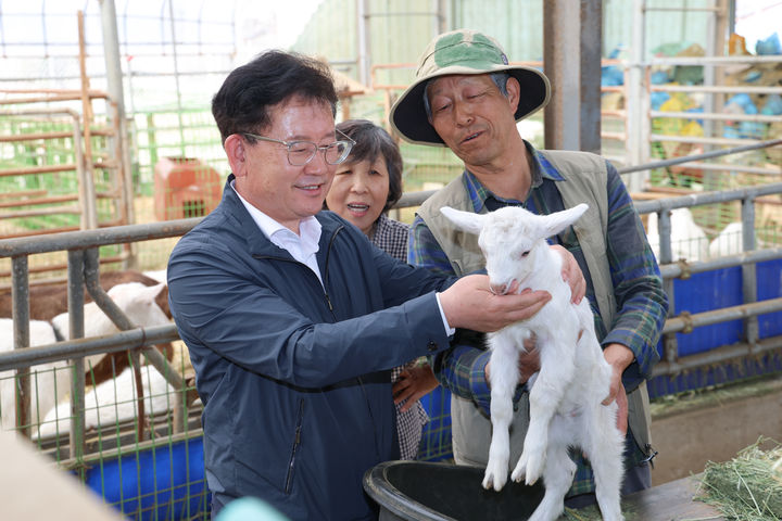 [세종=뉴시스] 농촌진흥청은 이승돈 청장이 14일 경기 포천시에 위치한 평화나무농장을 방문해 유기농업 실천 현장을 둘러보고, 공동 연구과제 수행 결과를 공유했다고 밝혔다. (사진=농진청 제공) 2026.04.14. photo@newsis.com *재판매 및 DB 금지