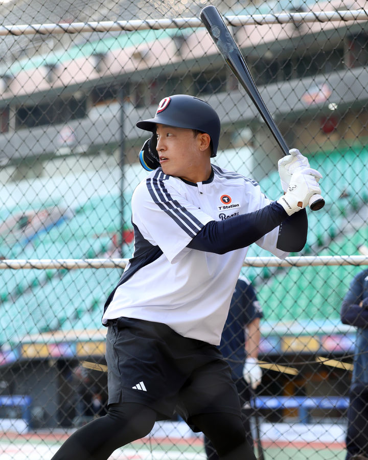 [서울=뉴시스] 14일 트레이드를 통해 한화 이글스에서 두산 베어스로 이적한 손아섭이 인천 SSG랜더스구장에서 열린 SSG 랜더스와의 경기를 앞두고 훈련을 하고 있다. (사진 = 두산 베어스 제공) *재판매 및 DB 금지