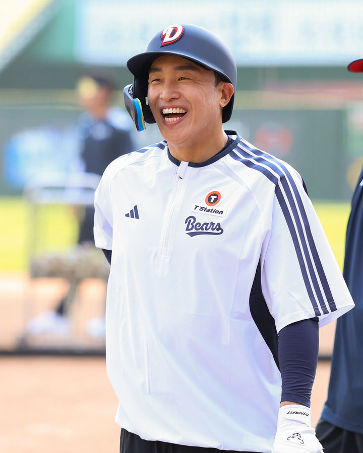 [서울=뉴시스] 14일 트레이드를 통해 한화 이글스에서 두산 베어스로 이적한 손아섭이 인천 SSG랜더스구장에서 열린 SSG 랜더스와의 경기를 앞두고 훈련을 하고 있다. (사진 = 두산 베어스 제공) *재판매 및 DB 금지