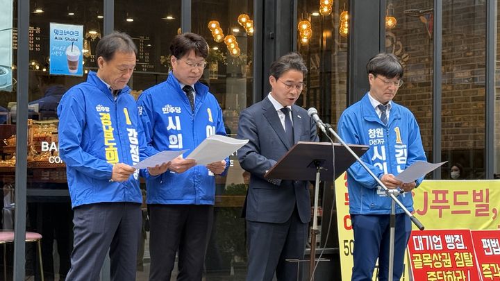 [창원=뉴시스]송순호(양복 착용) 창원시장 후보, 대기업 브랜드 제과점 입점 논란 현장 찾아 기자회견. (사진=송순호 후보 제공) 2026.04.14.photo@newsis.com *재판매 및 DB 금지