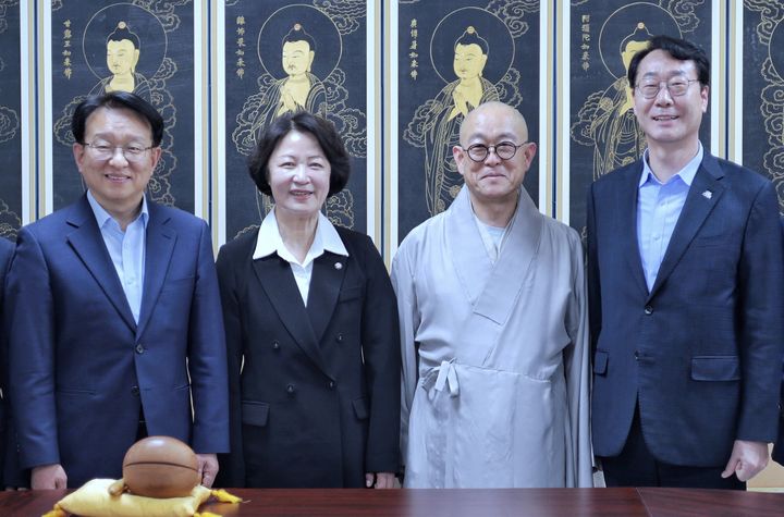 [서울=뉴시스] 조성봉 기자 = 추미애 더불어민주당 경기도지사 후보가 14일 오후 화성시 용주사를 찾아 성효스님과 기념 촬영을 하고 있다.왼쪽부터 권칠승 의원, 추 후보, 성효스님,정명근 화성시장 후보. (사진=추미애캠프 제공) 2026.04.14. photo@newsis.com *재판매 및 DB 금지