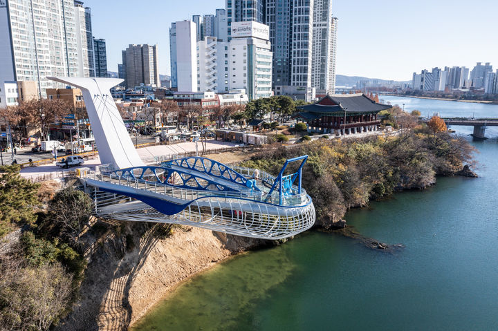 [울산=뉴시스] 울산시는 태화루(용금소) 스카이워크가 개장 100여일 만에 약 9만5000여명이 다녀가며 지역을 대표하는 관광명소로 떠오르고 있다고 15일 밝혔다. (사진= 울산시 제공) 2026.04.15.photo@newsis.com *재판매 및 DB 금지