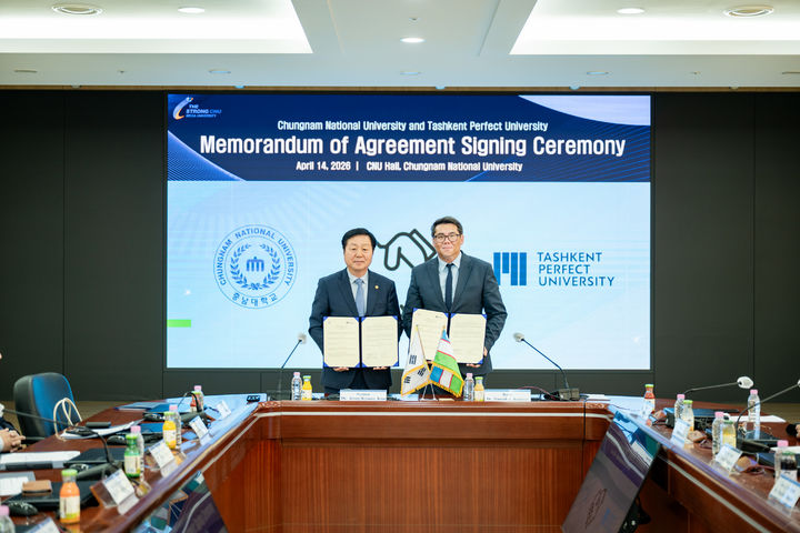 [대전=뉴시스] 왼쪽부터 충남대 김정겸 총장과 타슈켄트 퍼펙트대 일레살리예프 다우렌벡 익티야로비치 총장. (사진=충남대 제공) 2026.04.14. photo@newsis.com.&nbsp; *재판매 및 DB 금지