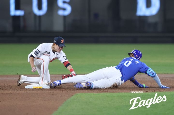 [서울=뉴시스] 프로야구 한화 이글스의 심우준이 14일 대전 한화생명볼파크에서 열린 2026 신한 쏠 KBO리그 삼성 라이온즈와의 홈 경기에서 상대 르윈 디아즈를 2루에서 잡고 있다. (사진=한화 이글스 제공) 2026.04.14.