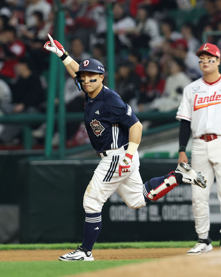 [서울=뉴시스] 프로야구 두산 베어스의 손아섭이 14일 인천 SSG랜더스필드에서 벌어진 SSG 랜더스와의 경기에서 4회초 투런 홈런을 쏘아올린 뒤 그라운드를 돌고 있다. (사진 = 두산 베어스 제공) *재판매 및 DB 금지