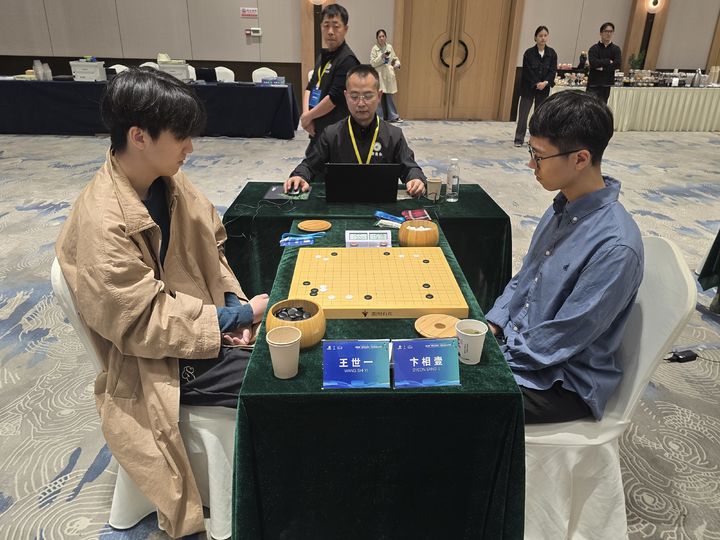 [서울=뉴시스] 변상일 9단(오른쪽), 왕스이 8단(중국) 꺾고 제4회 취저우 란커배 세계바둑오픈전 32강 진출. (사진=한국기원 제공) *재판매 및 DB 금지